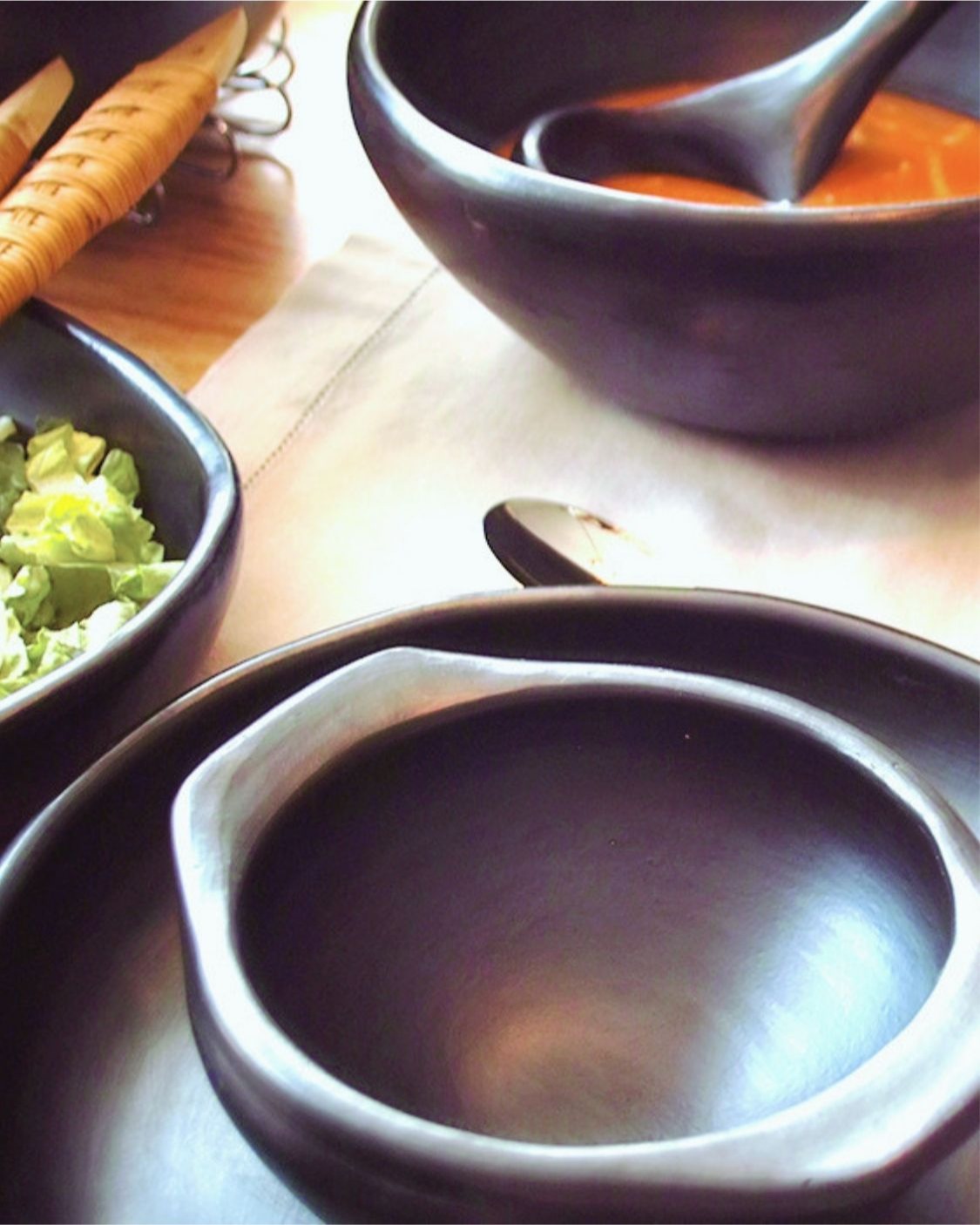A truly unforgettable table setting isn't about perfection—it's about character.

That is the magic of black pottery. While these pieces are born from centuries-old traditions, their minimalist look and effortlessly simple shapes make them feel entirely modern. They strip away the noise and bring the focus back to raw, organic form.

How do you bring soul to your dining space? 👇

#Tablescape #WarmMinimalism #BlackPottery #ModernDining #WabiSabiHome #ArtisanMade #InteriorStyling #SlowLiving #AlunaMari